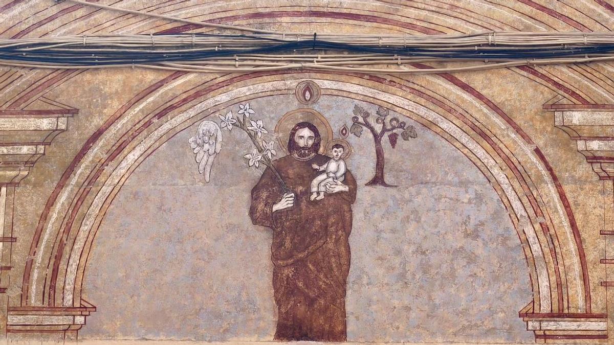 Imagen del San José con el niño Jesús en brazos que ha salido a la luz tras la restauración de la fachada del auditorio de Vinaròs.