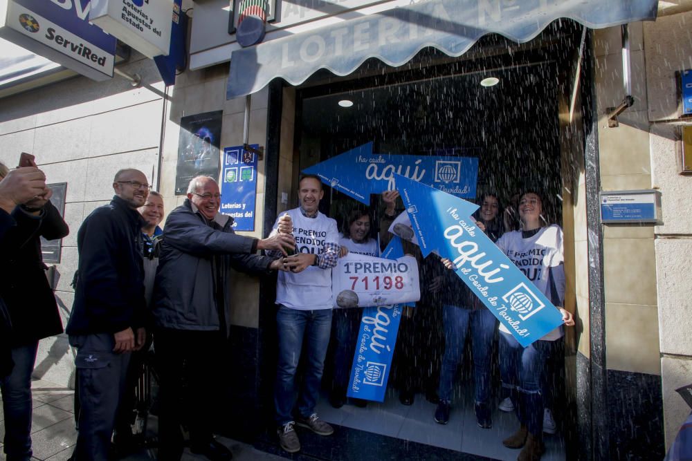 La administración de Benetússer que ha vendido el Gordo de Navidad festeja con cava haber repartido la suerte.