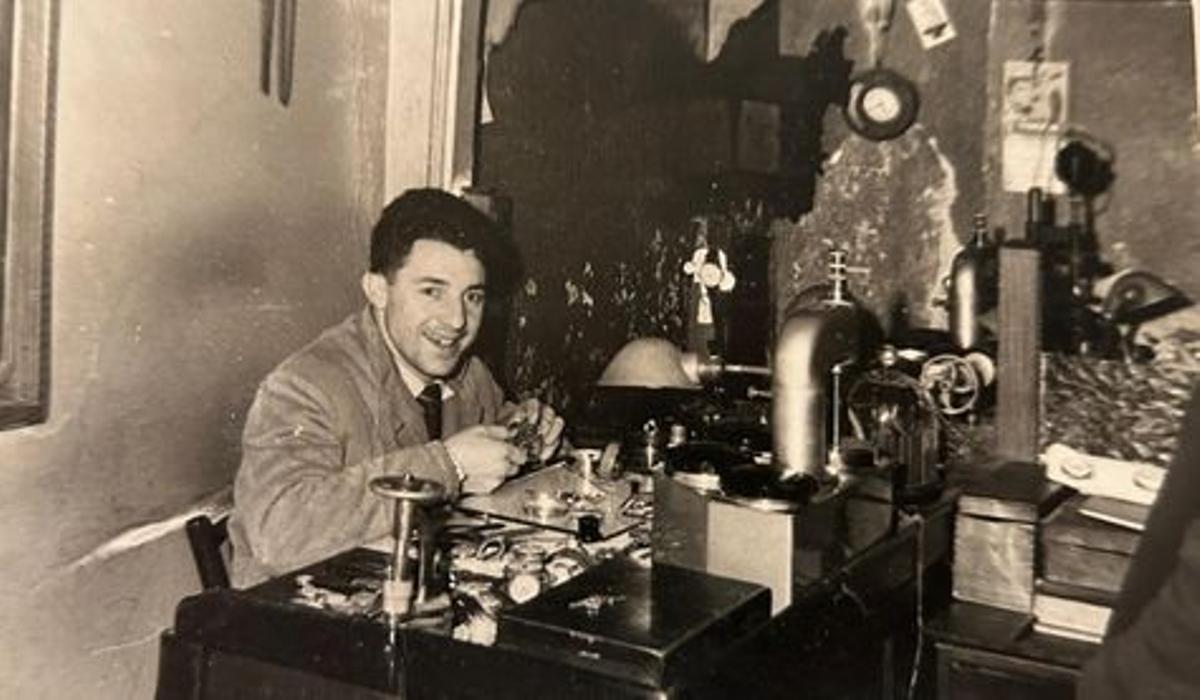 Antonio Castro, en su taller relojero.