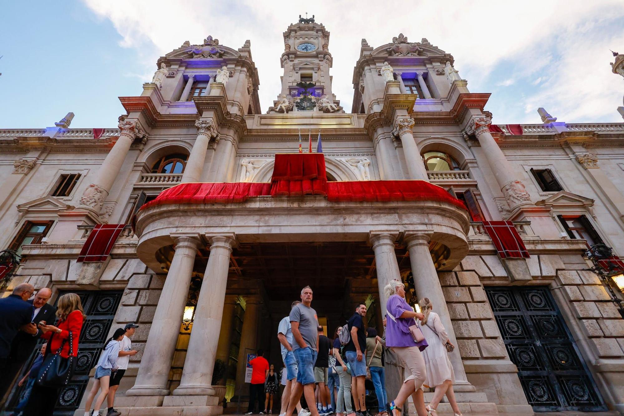 El centro se llena en vísperas del Nou d'Octubre para ver la Senyera