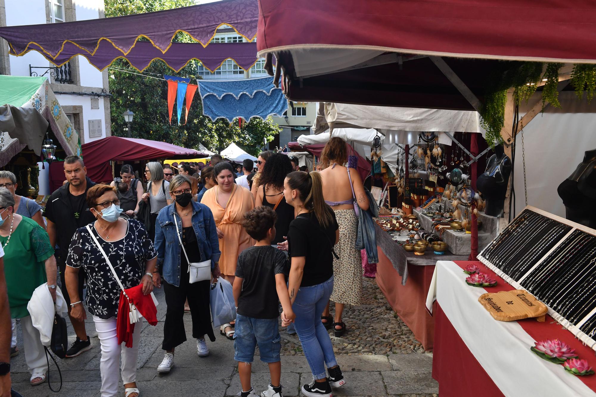 La Feira das Marabillas se despide de la Ciudad Vieja tras retomar la tradición medieval