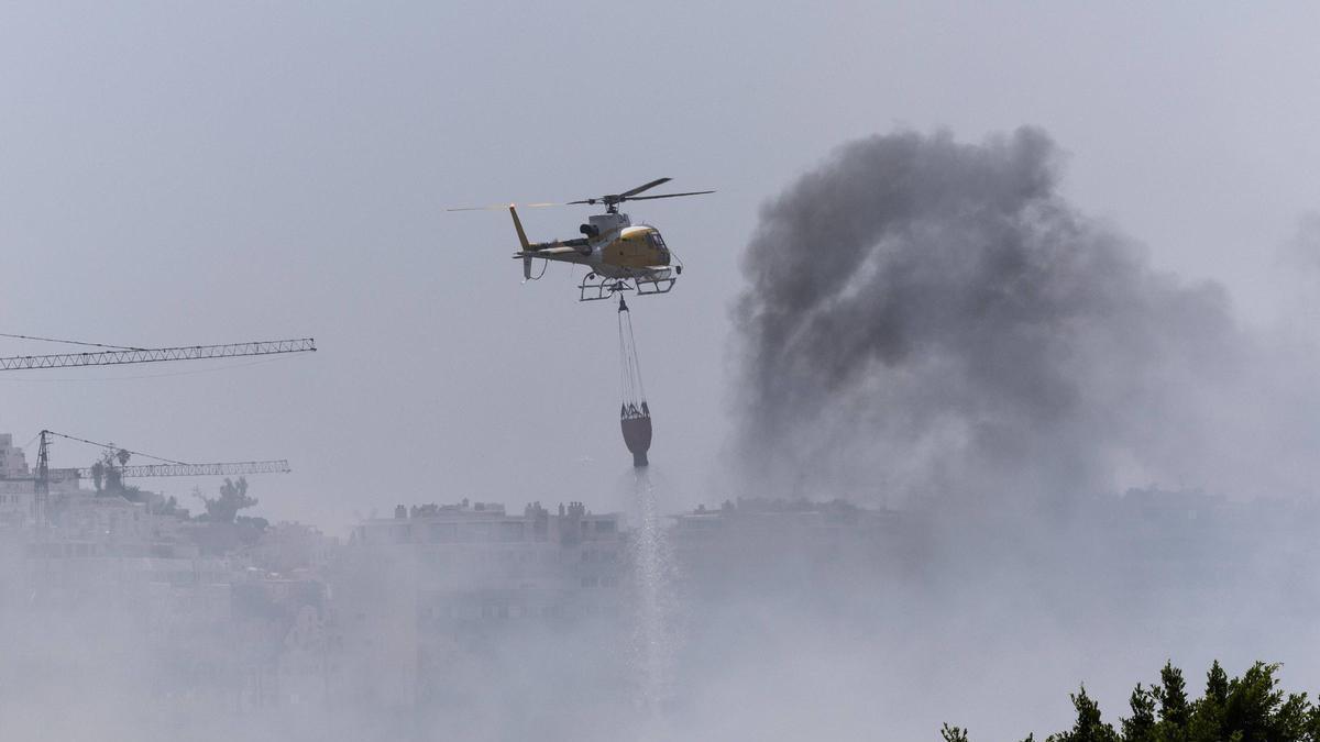 Labores de extinción del incendio en ses Feixes.