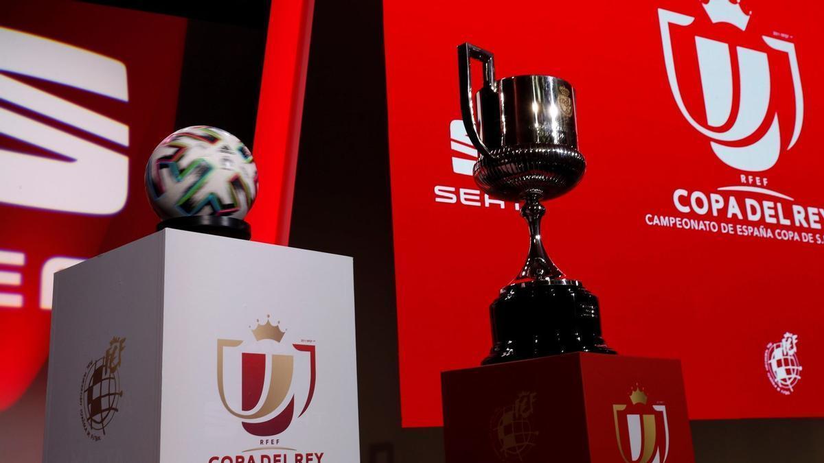 El trofeo y el balón oficial, presentes en el sorteo de la Copa del Rey