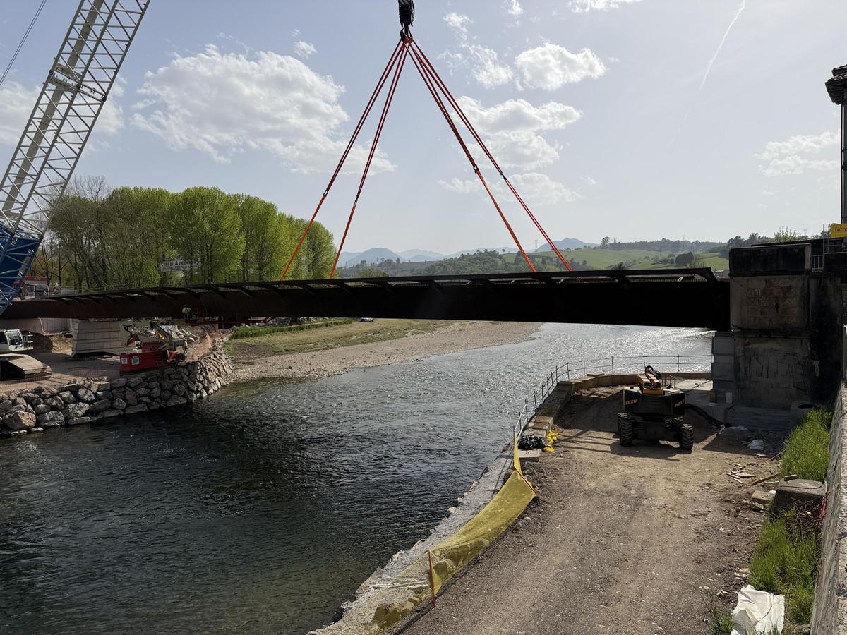 Finaliza el montaje de la estructura metálica del puente de Arriondas