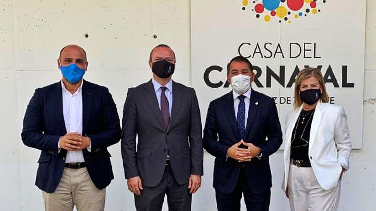 Por la izquierda, Alfonso Cabello, Augusto Hidalgo, José Manuel Bermúdez e Inmaculada Medina, ayer, en Santa Cruz. | | LP/DLP