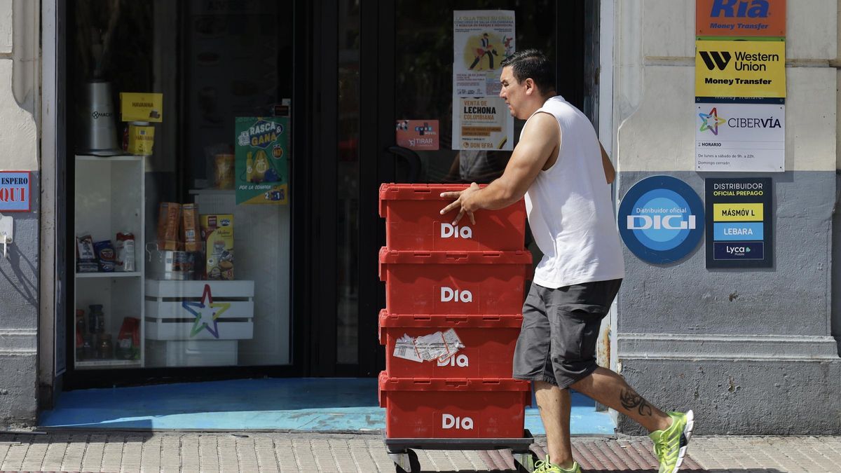 Un repartidor de una cadena de supermercados, este martes en Zaragoza.