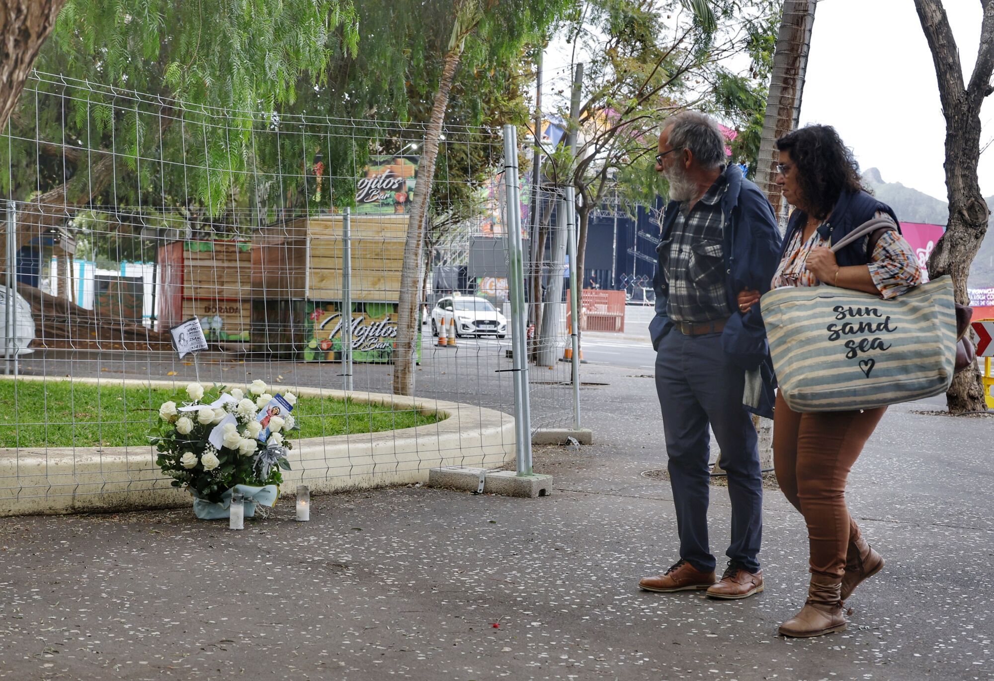 Flores en Santa Cruz de Tenerife donde murió el joven grancanario en la madrugada del Martes de Carnaval