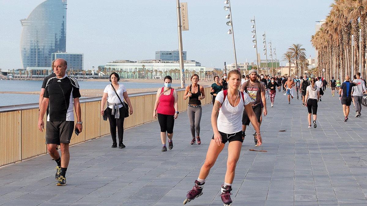 Transeúntes y deportistas, en el paseo de la Barceloneta, el sábado 2 de mayo, primer permitido