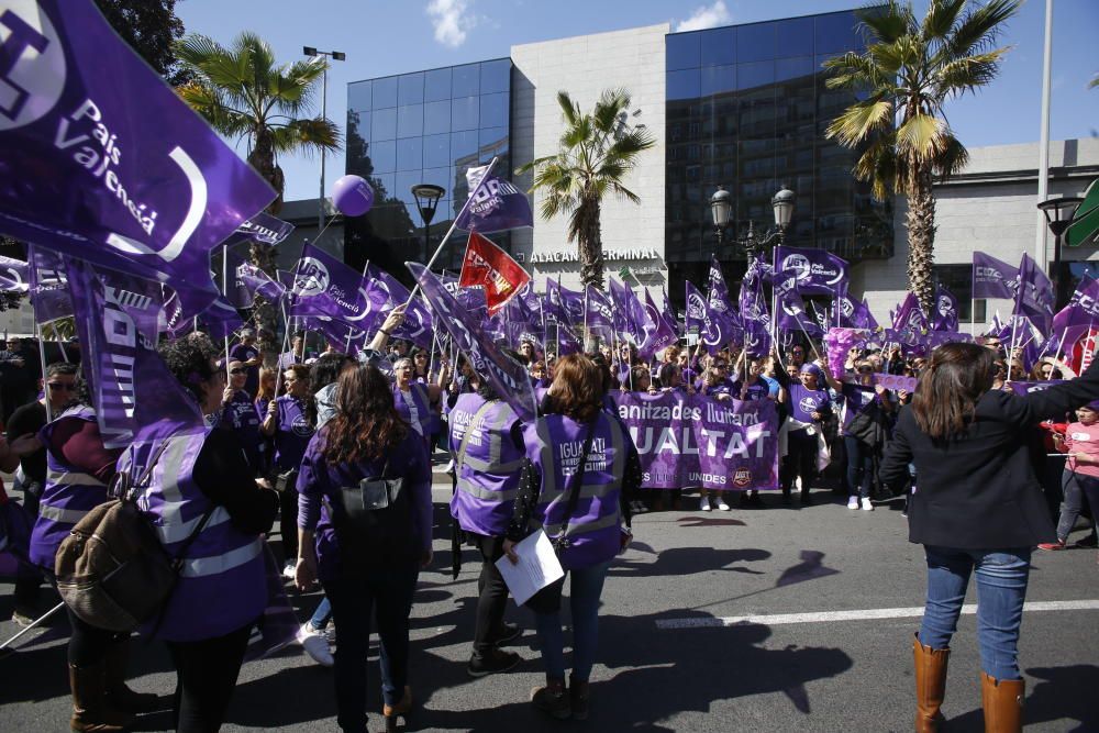 Los sindicatos UGT y CCOO en l'Alacantí-Les Marinas han recorrido hoy las principales calles del centro de la ciudad de Alicante.