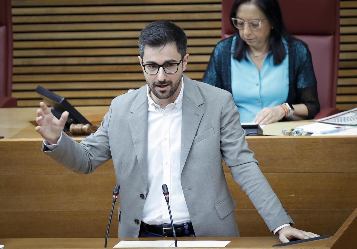 El diputado del PSPV, Benjamí Mompó, en el pleno de las Cortes Valencianas.