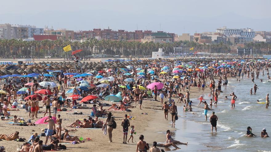 Las playas de València a rebosar el último fin de semana de julio