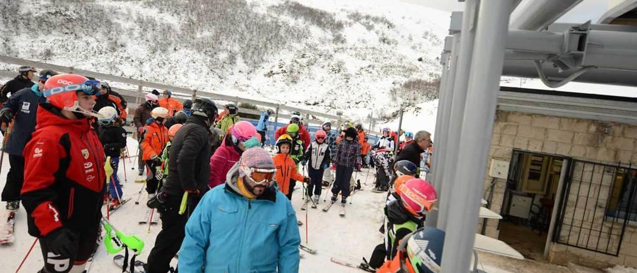 Esquiadores en la estación invernal de Valgrande-Pajares el primer fin de semana de la temporada, que comenzó a finales de enero.