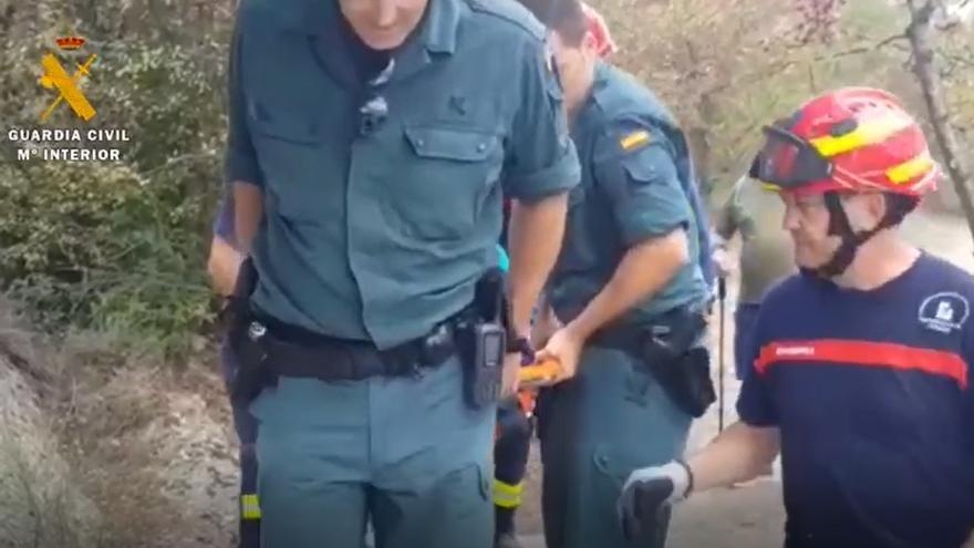 Guardia Civil y bomberos rescatan a una senderista en Cabra