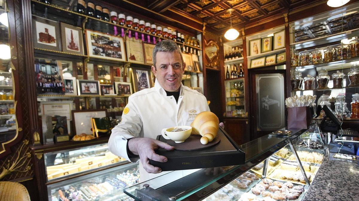 El xocolater Jordi Ferrer amb una mona de Pasqua a la pastisseria Ferrer d'Olot.