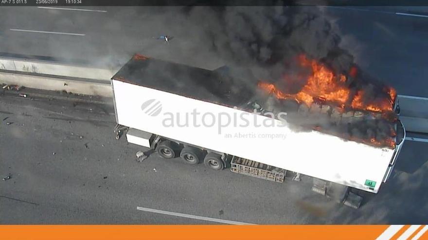 El camió sinistrat en flames a l&#039;AP-7.