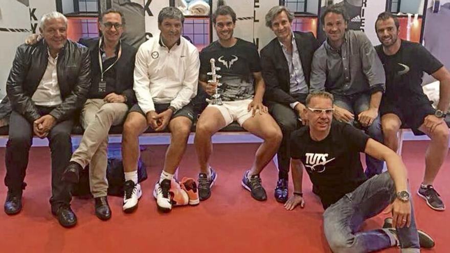 Foto de familia del equipo de trabajo que Nadal compartió en las redes sociales tras ganar el Masters 1.000 de Madrid.