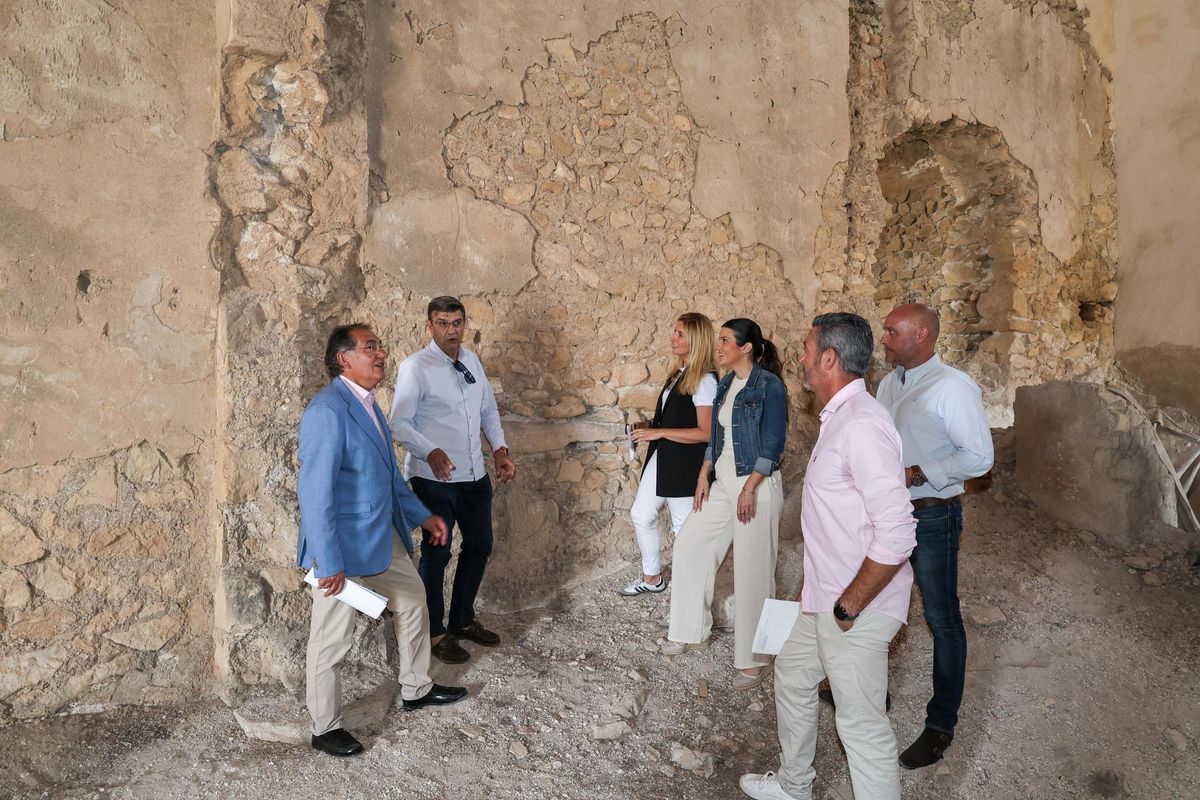 Los ediles, junto a varios técnicos municipales, en el interior de la ermita.