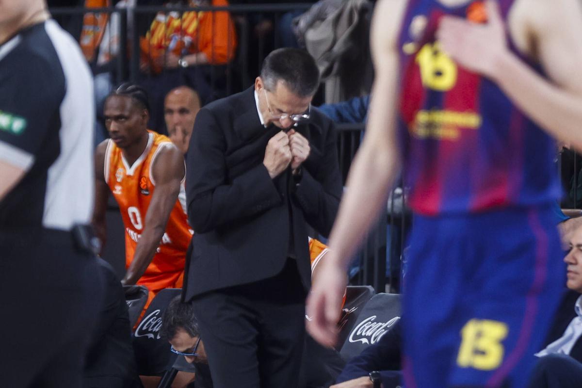 Pedro Martínez se lamenta de un error de su equipo durante el Valencia-Barça de la Euroliga.