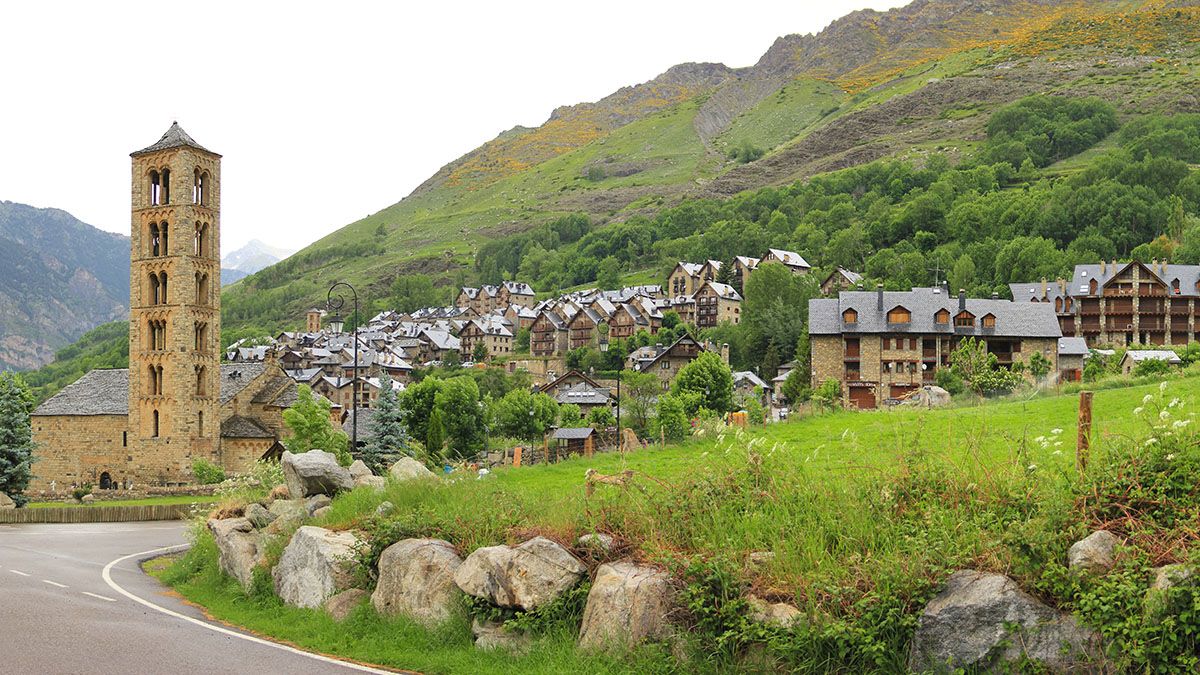 La iglesia de Sant Climent de Taüll, en la Vall de Boí, es uno de los iconos del románico catalán y forma parte del conjunto declarado Patrimonio Mundial por la UNESCO.