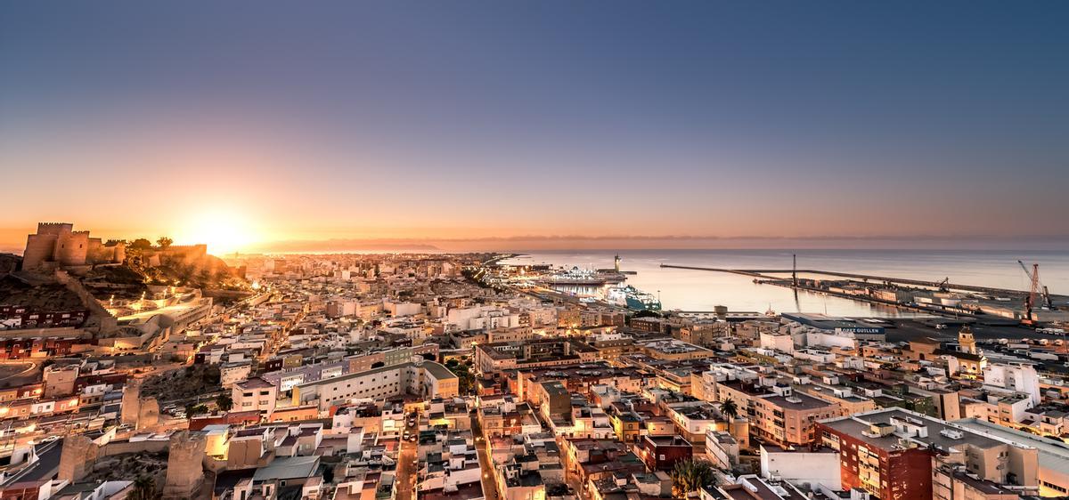 Amanecer en la ciudad de Almería