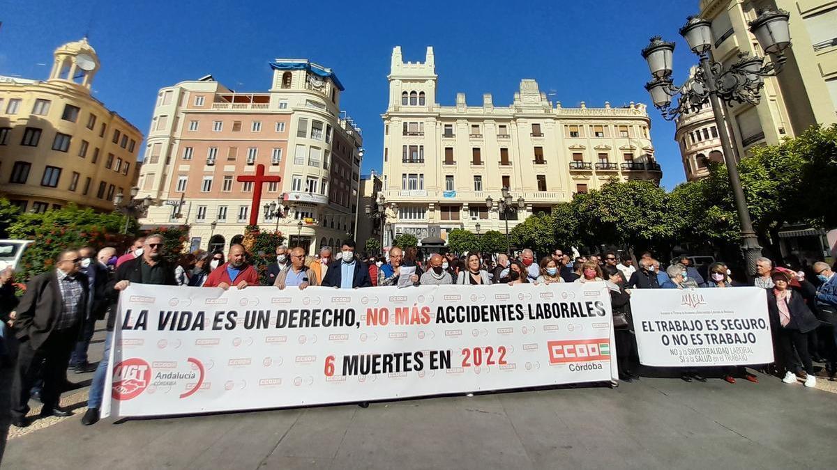 Los sindicatos han celebrado una concentración en la Plaza de Las Tendillas.