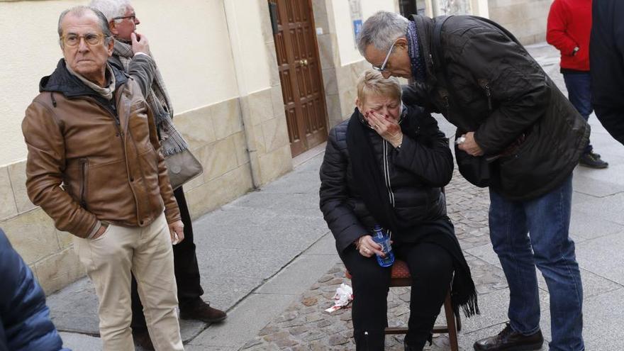 La mujer es atendida por su marido en plena calle.