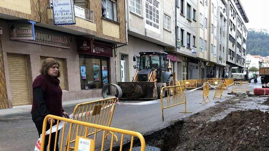 La edil de Obras e Servizos, supervisando los trabajos. // G.Núñez