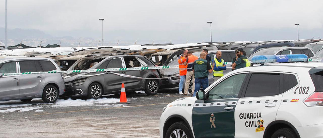 El incendio causó daños en decenas de vehículos. // Alba Villar