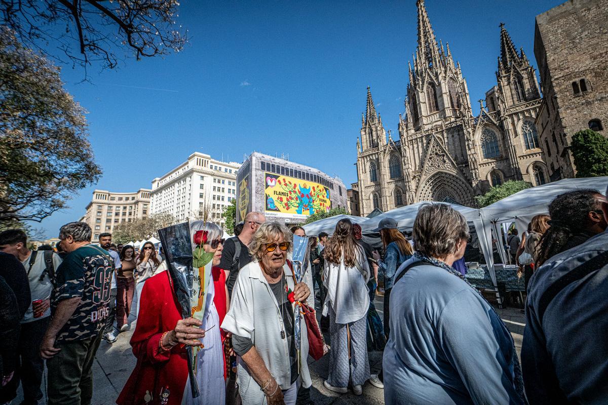 Barcelona 23/04/2026 Barcelona. Ambiente de Sant Jordi junto a la Catedral, novedad de este año. AUTOR: MANU MITRU