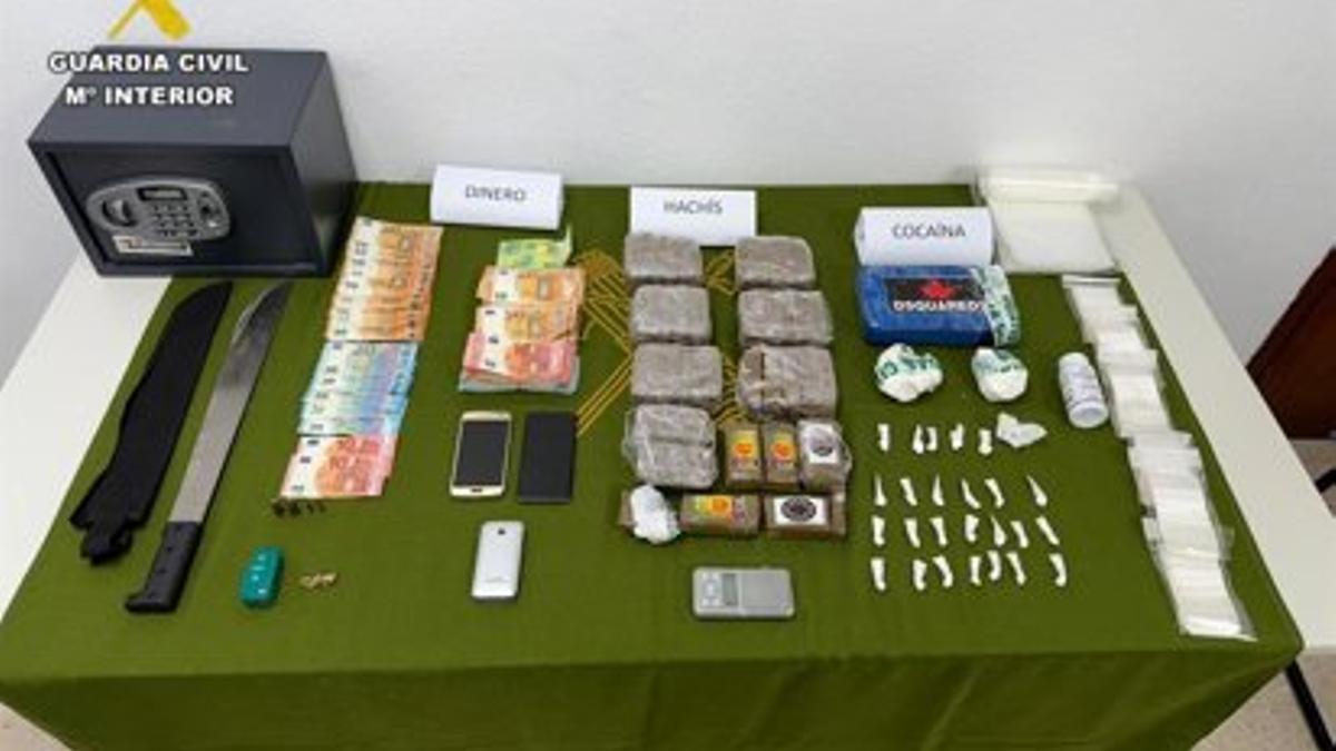 Dos detenidos con cinco kilos de cocaína y hachís para su venta en Badajoz y la Sierra Norte