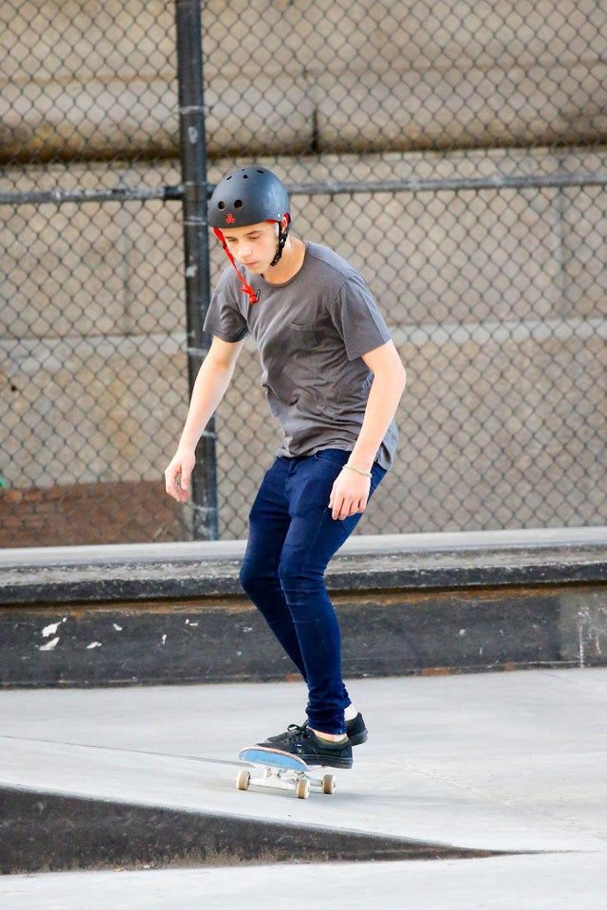 Brooklyn Beckham hace skate en Nueva York