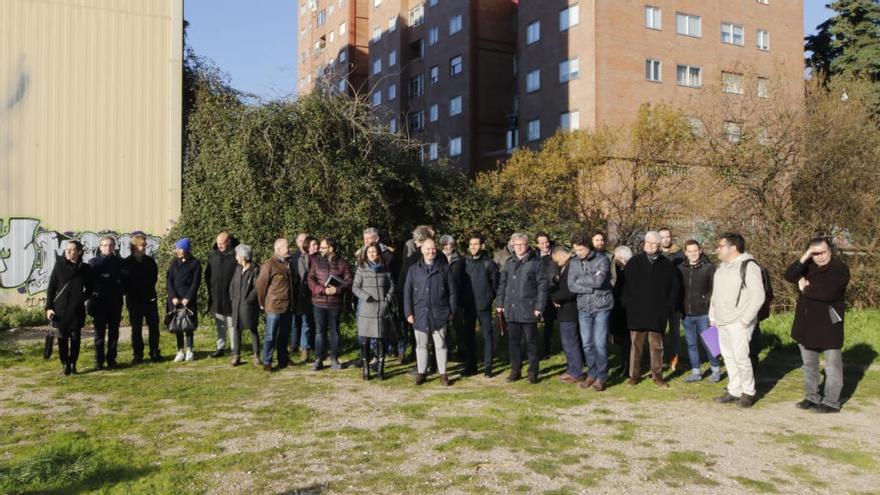 Los aspirantes, en los terrenos donde se hará el centro // Alba Villar