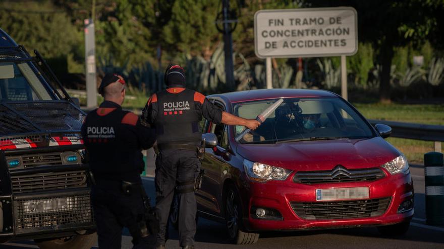 Un Mosso d&#039;Esquadra controla l&#039;accés a la A2 direcció Barcelona a Lleida