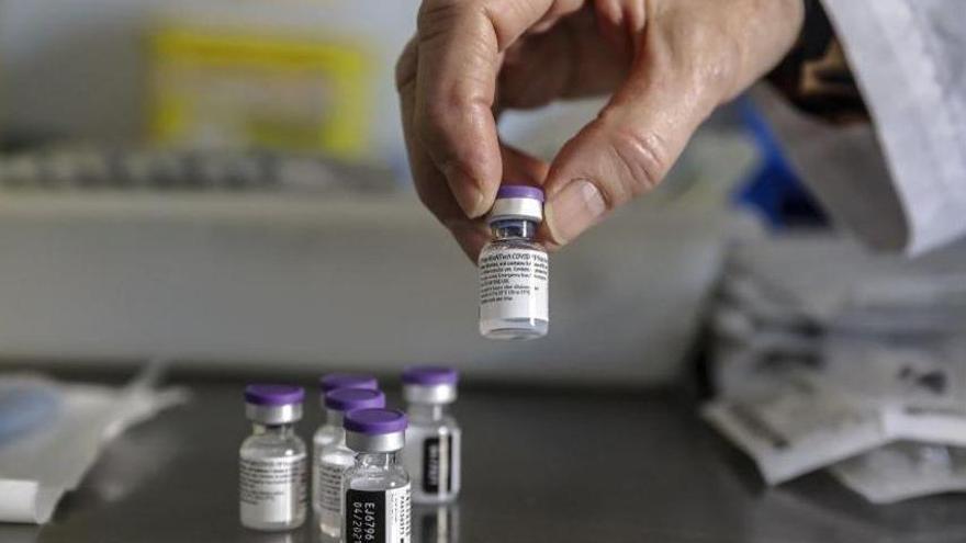 Dos enfermeras logran una dosis extra en cada vial de la vacuna de Pfizer