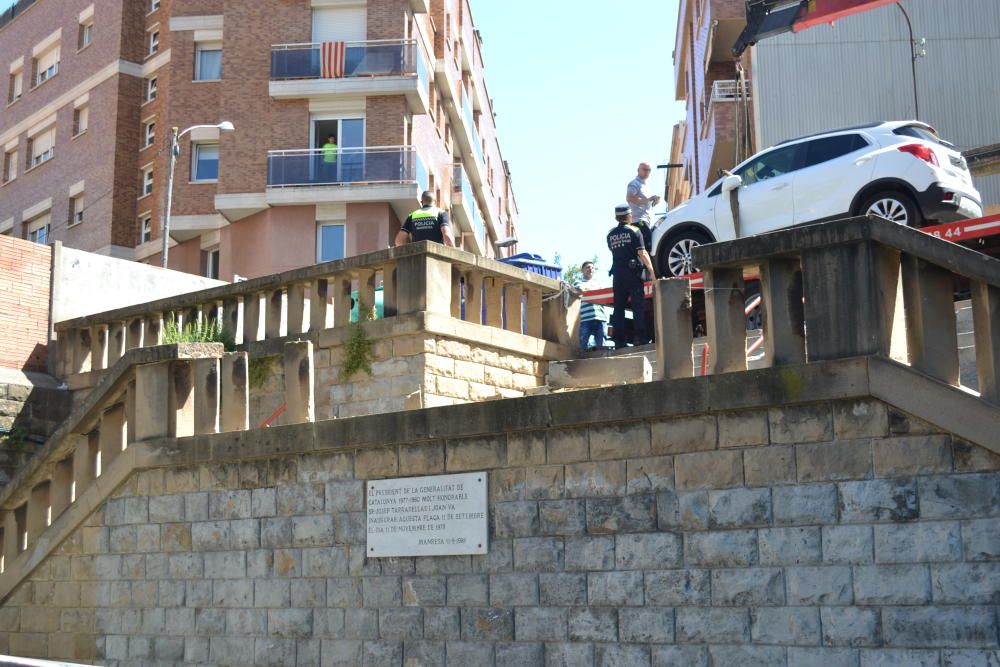 Un cotxe cau per les escales de la plaça Onze de Setembre