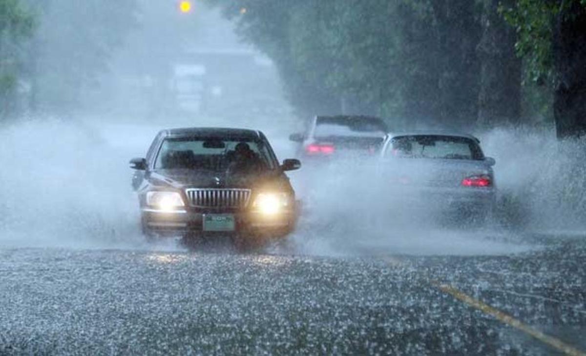 Uns cotxes circulen sota la intensa pluja a Chuncheon, a la província de Gangwon (Corea del Sud). El país es va declarar en alerta per pluges torrencials a la part central de la península.