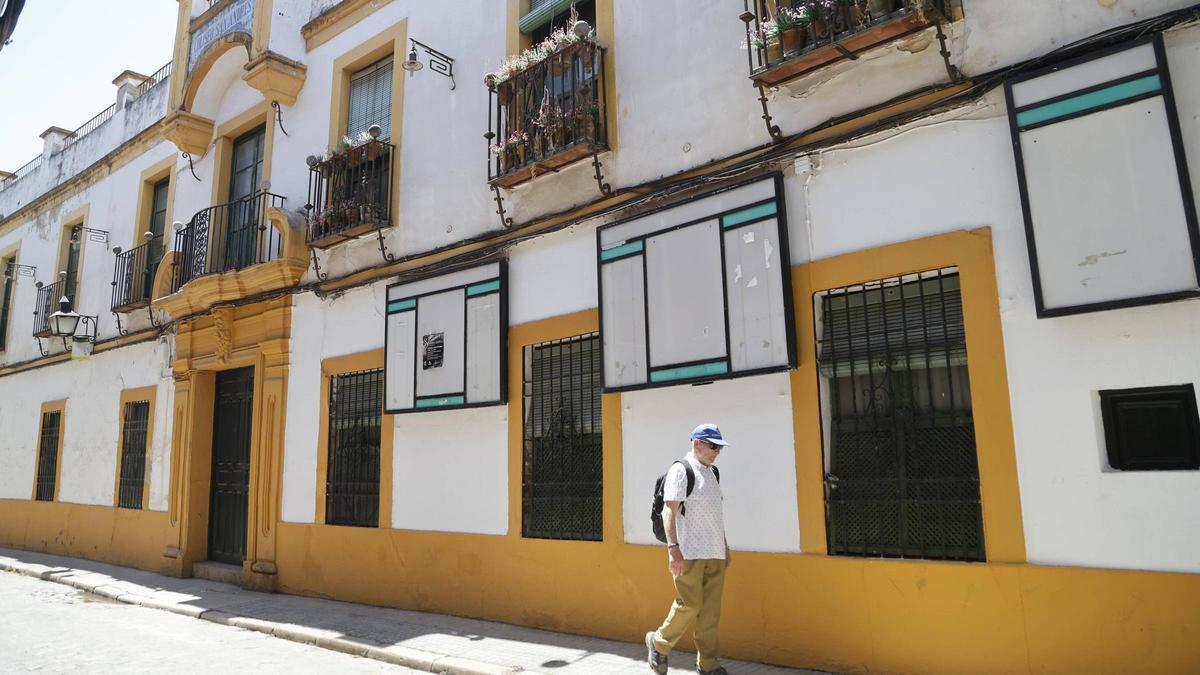 Un hombre camina junto al cine Coliseo San Andrés, el único que funcionará este verano en Córdoba.