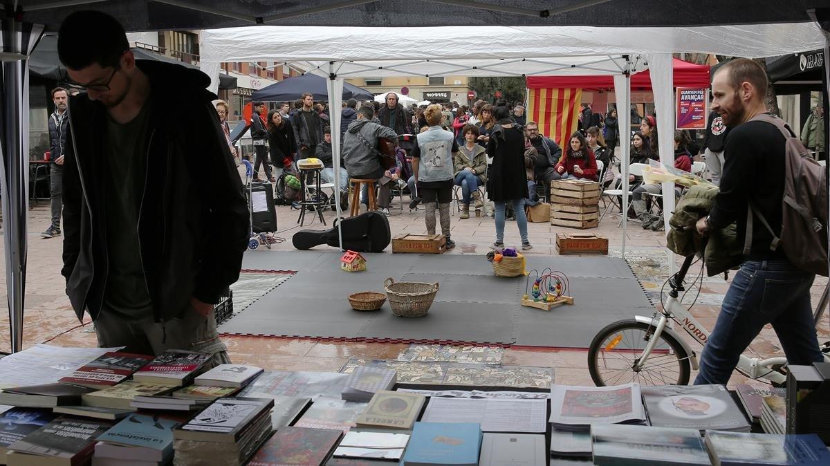 Una parada de libros alternativos en la plaça de la Revolució del barrio de Gràcia.