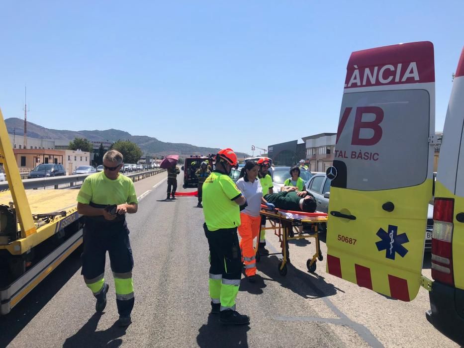 Un aparatoso accidente entre cuatro vehículos en Villena deja varios heridos