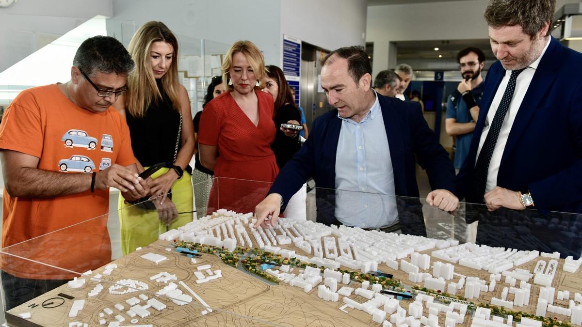 El delegado de Urbanismo, Movilidad y Medio Ambiente del Ayuntamiento de Madrid, Borja carabante, muestra una maqueta del soterramiento de la A5.