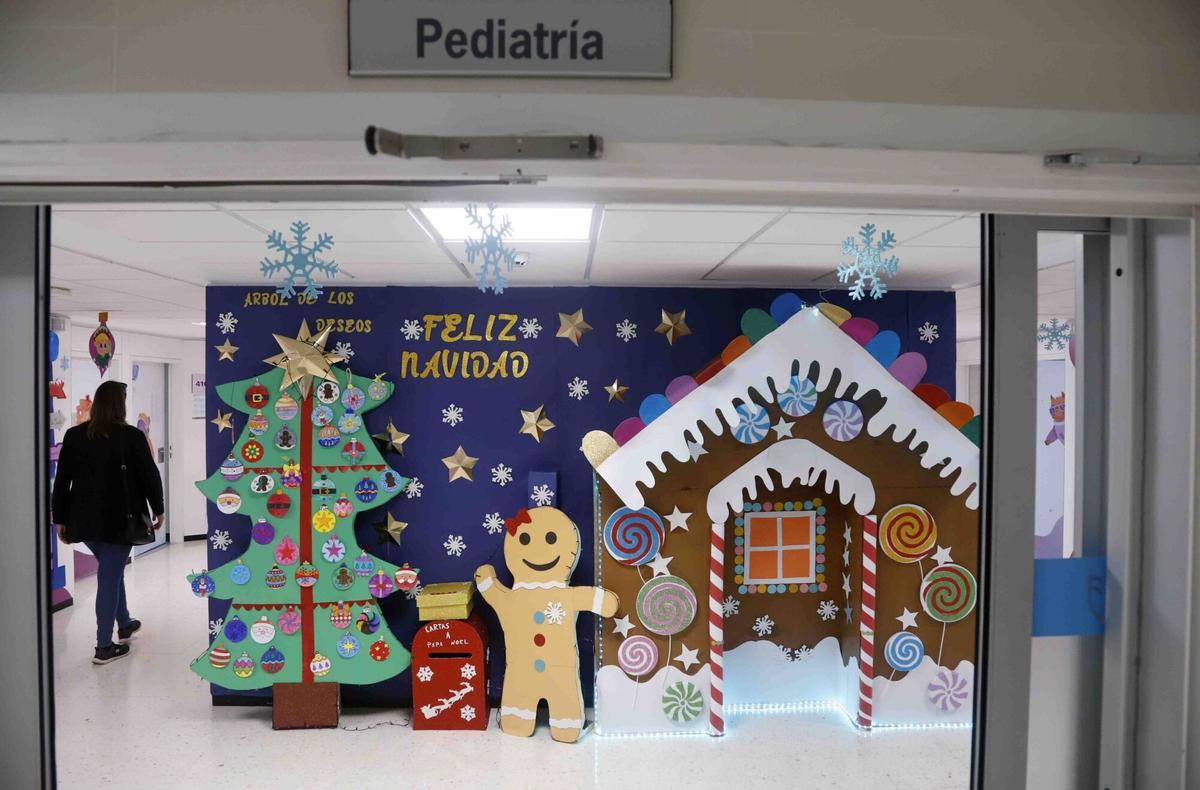 MLG 17-12-2025.-Lorena Rey Muñoz, jefa de bloque de enfermería de pediatría del Hospital Materno Infantil de Málaga, tematiza las plantas de dicho hospital donde apuesta por la humanización del centro.