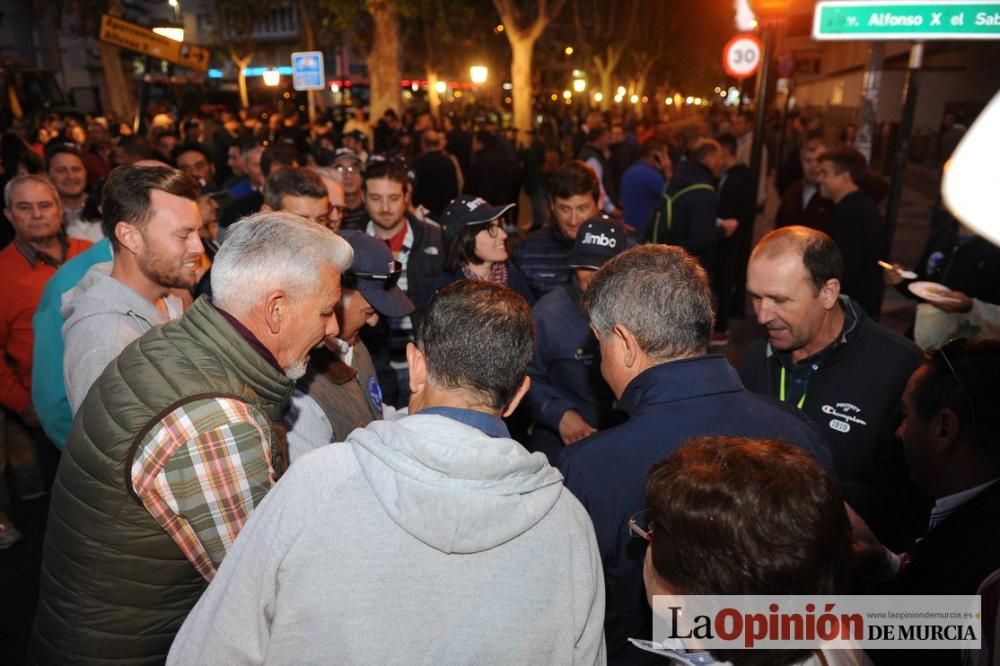 La noche de protesta de los agricultores se pasa con migas