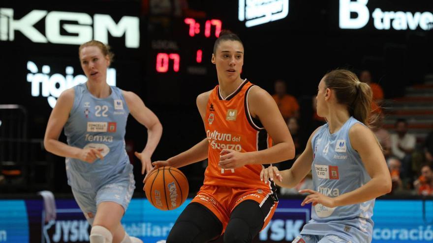 Las jugadoras de Valencia Basket pasaron por encima del Celta Zorka. | FERNANDO BUSTAMANTE