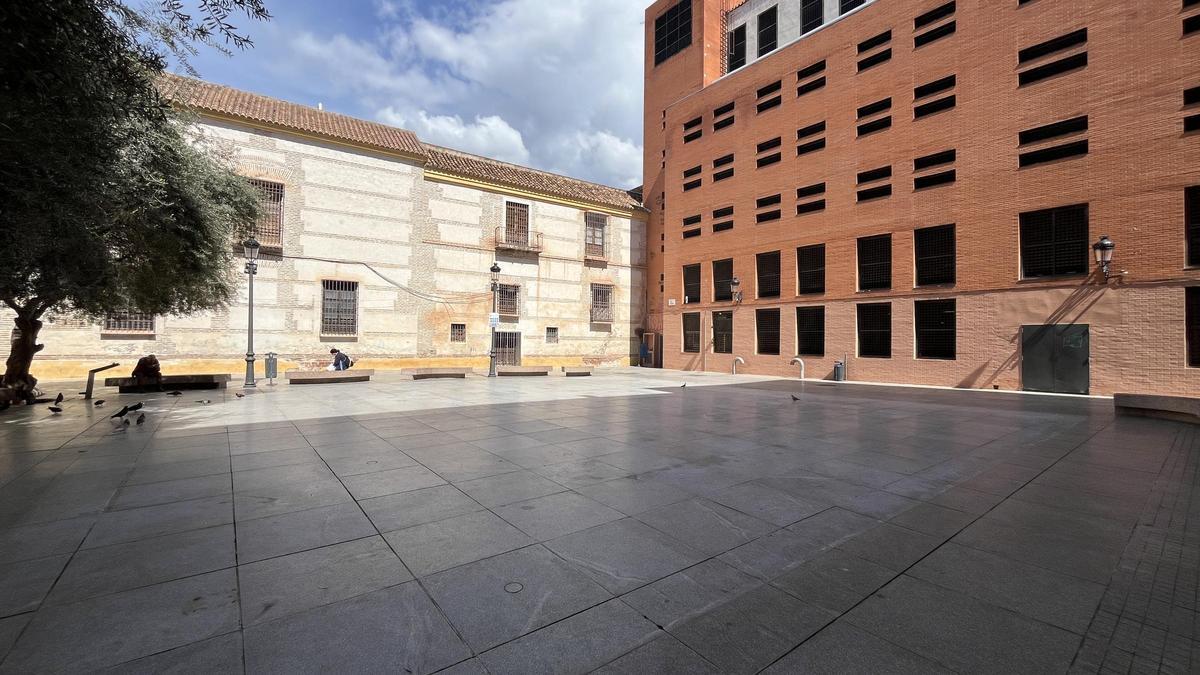 La Plaza de las Cofradías, despejada y sin el parque infantil.