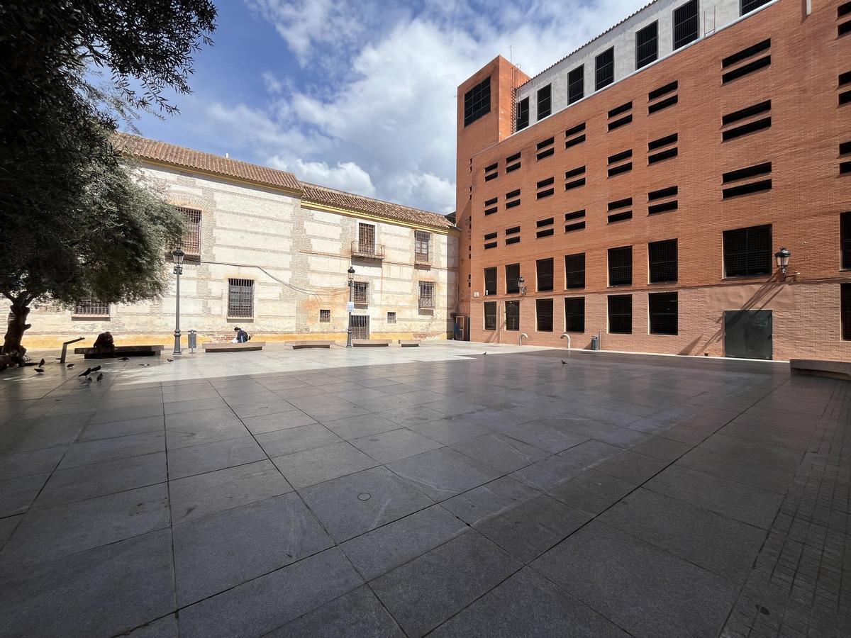 La Plaza de las Cofradías, despejada y sin el parque infantil.