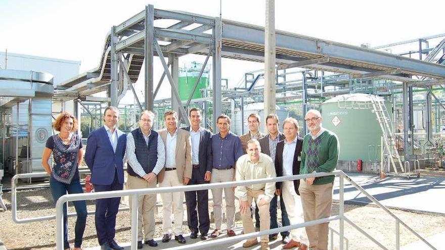 Trabajadores de Du Pont y Gonvarri, en Tamón. De derecha a izquierda, José Miguel Sánchez, Felipe Cuervo, Eduardo Martín, Juan José Cámara, Diego Fernández (agachado), José Luis Tejedor, José Agustín Suárez, Carlos Gutiérrez, Javier González, Mario Pampliega y Esther Sánchez.