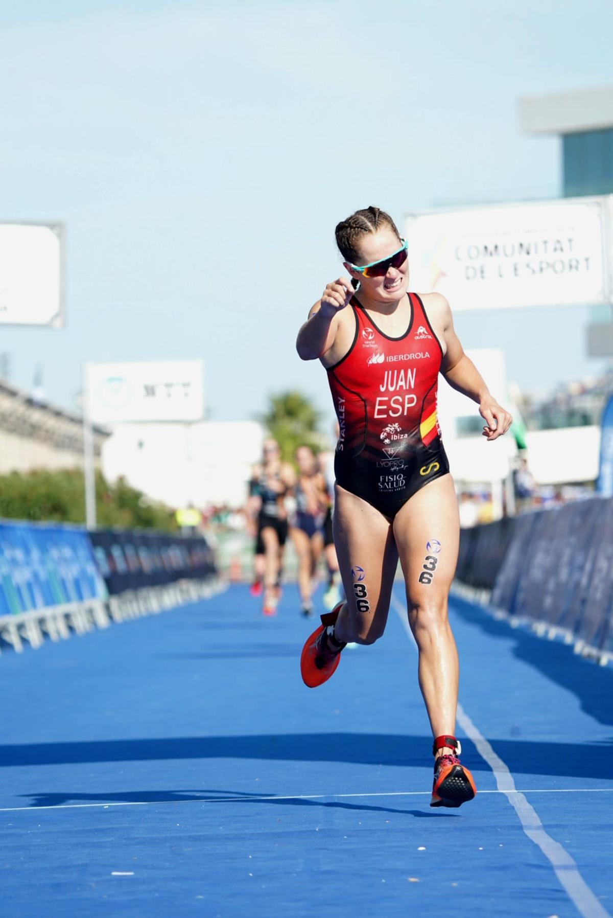 Noelia Juan, compitiendo en 2022 en la Copa del Mundo de Triatlón