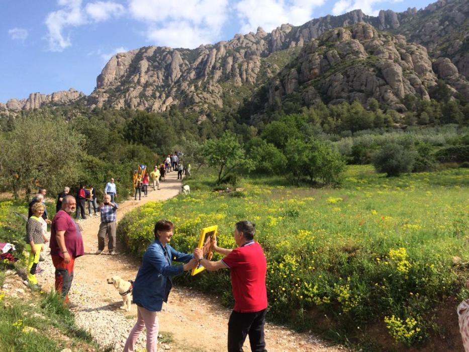 Cadena humana a Montserrat per reclamar l'alliberament dels líders independentistes