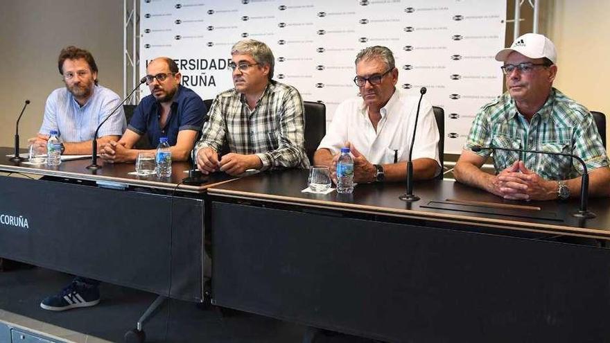 Paulo Carril, de la CIG (izda.) y Carlos Aymerich (c) con Alfonso Mouzo, Suso Casais y Santiago Paz, del comité./