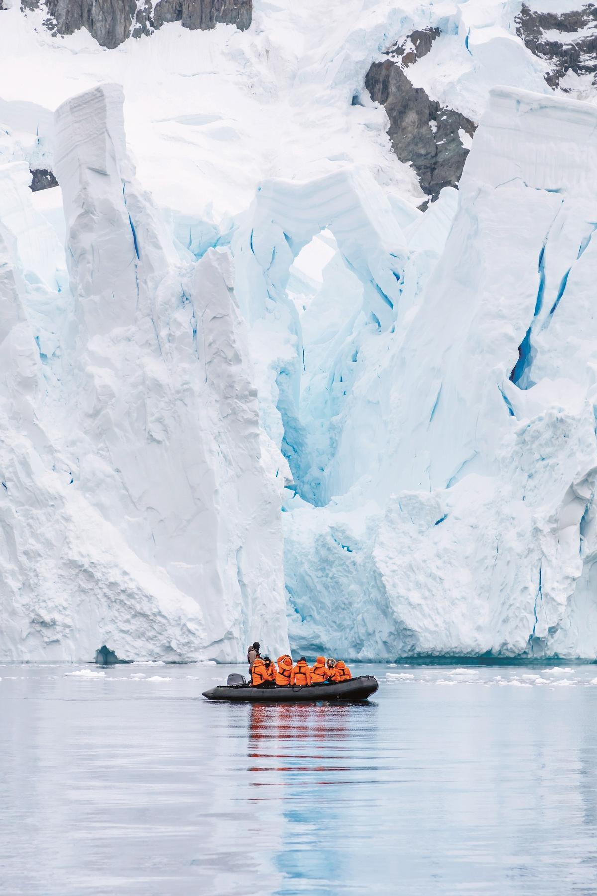 Zódiac explorando la península Antártica.